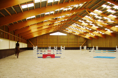 Mange couvert stucture lamell coll dans un centre equestre en ile-de-France